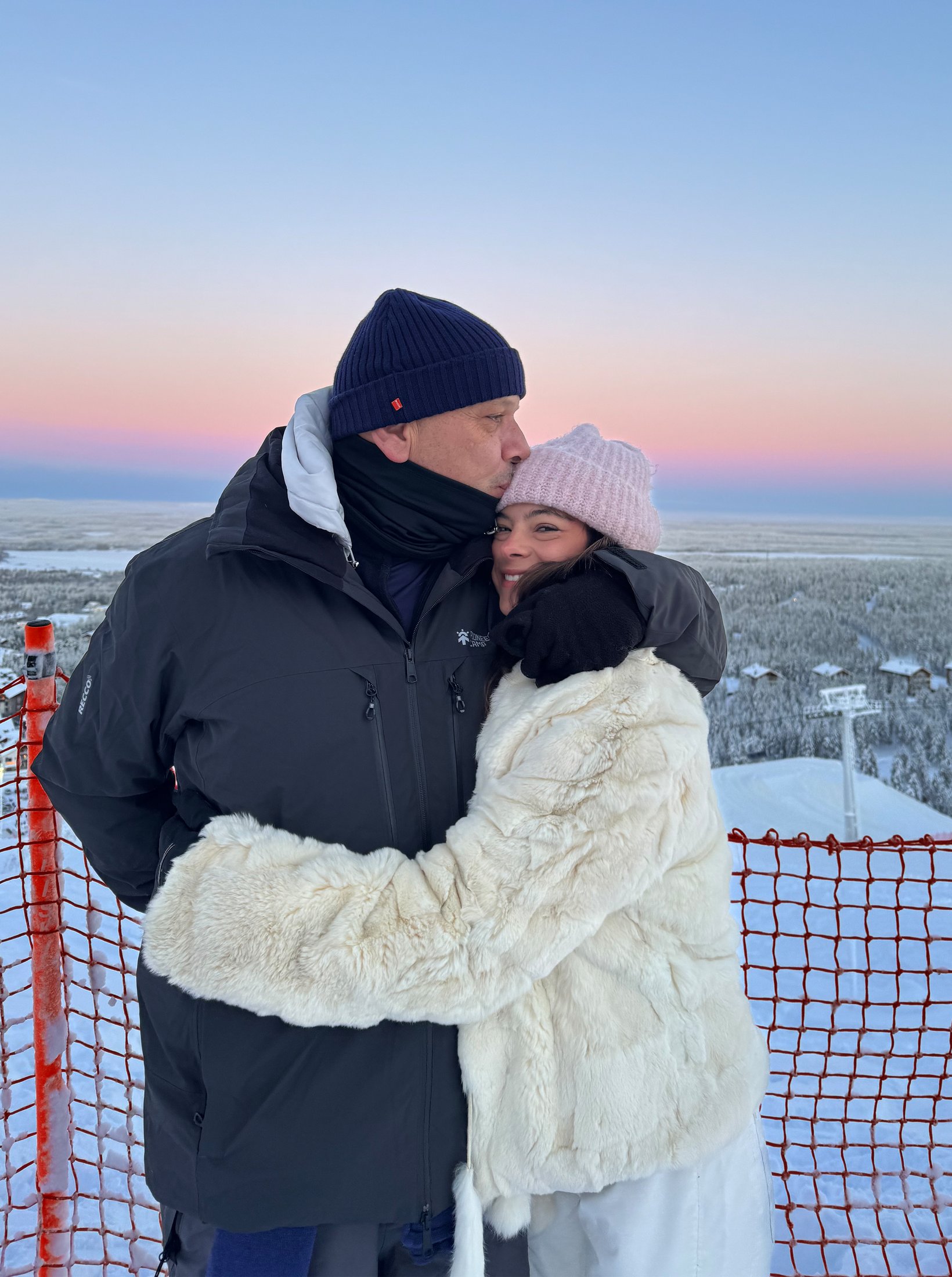 Viajes — abrazo al atardecer en la nieve, Laponia